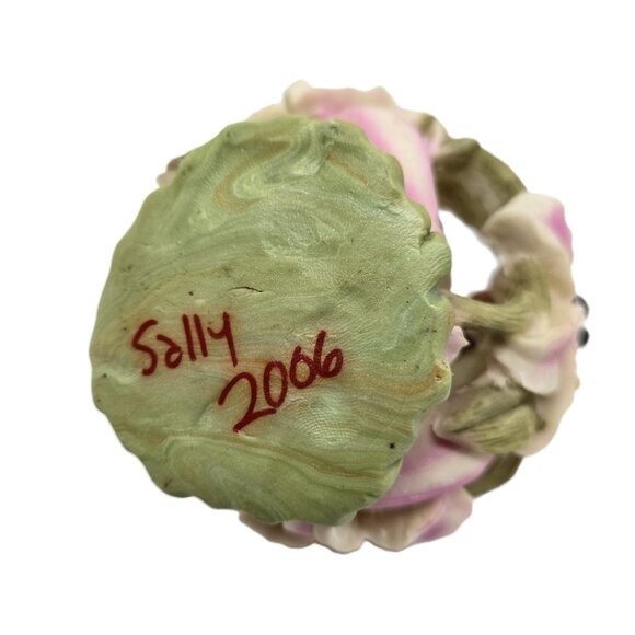 Sculpted Corgi on Top of a Ball of Pink Lilies Figurine, 2006 - Picture 9 of 9